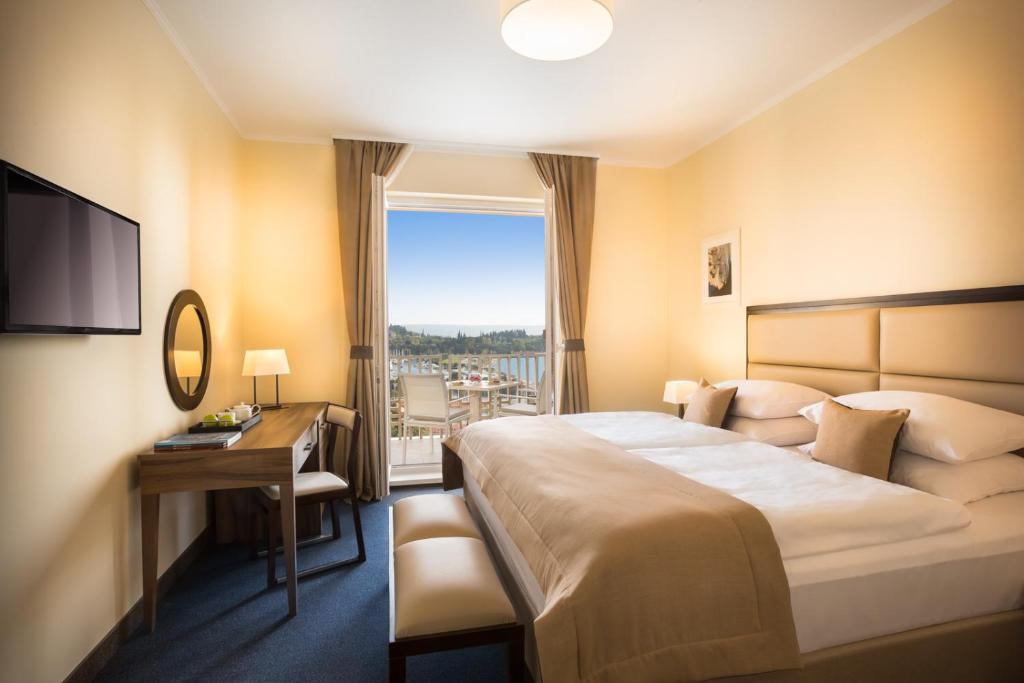 Postel nebo postele na pokoji v ubytování Remisens CASA ROSA - Hotel Metropol Annexe