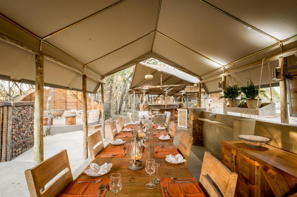 Ein Restaurant oder anderes Speiselokal in der Unterkunft Bundox Safari Lodge 