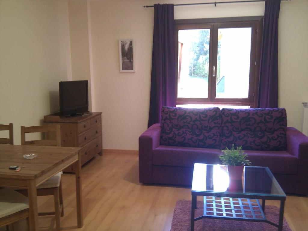 TV a/nebo společenská místnost v ubytování Apartamentos Argualas