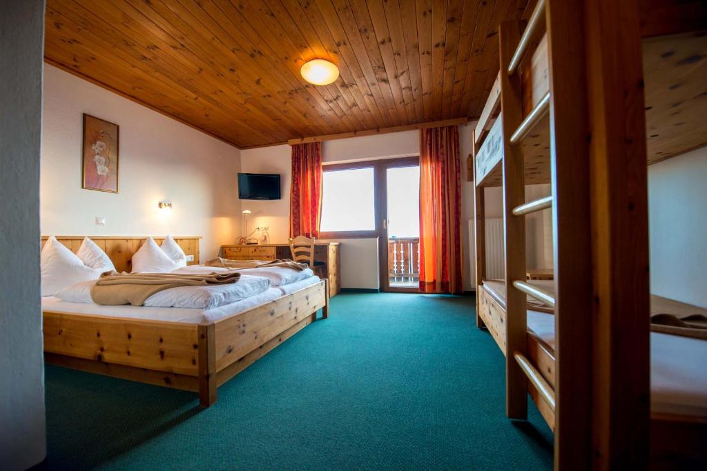 Postel nebo postele na pokoji v ubytování Almhotel Fichtenheim