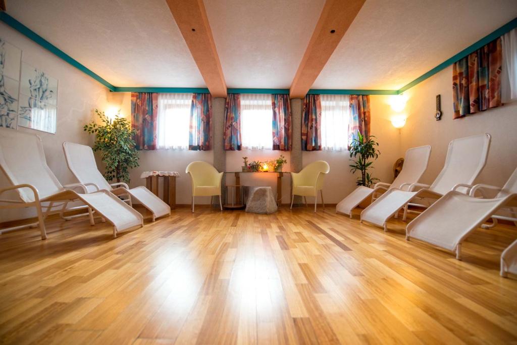 Posezení v ubytování Almhotel Fichtenheim