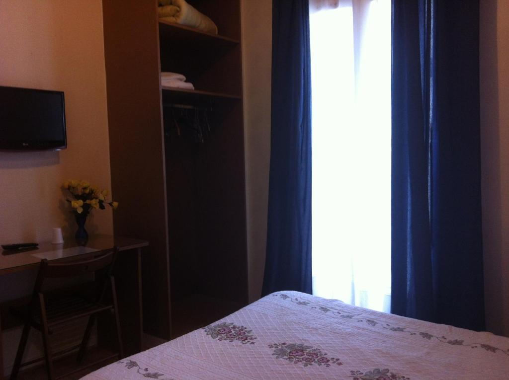 サン・モール・デ・フォッセにあるHotel Moderneのベッドルーム1室(ベッド1台、デスク、窓付)