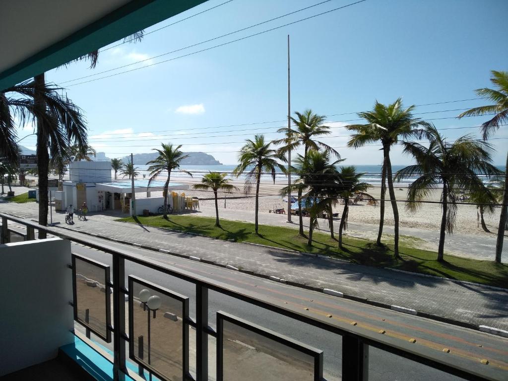 een balkon met uitzicht op het strand bij Santa Helena Pousada in Guarujá