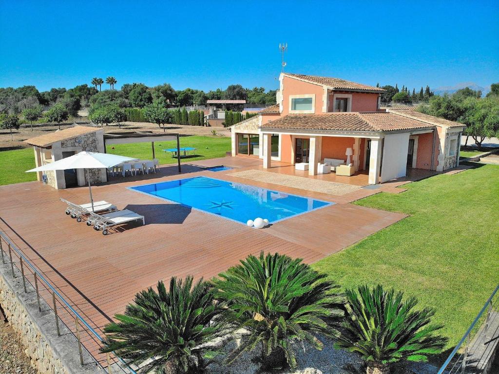 ムロにあるVilla Son Morei de les Penyes 007 by Mallorca Charmeのスイミングプール付きの家屋の空中ビュー