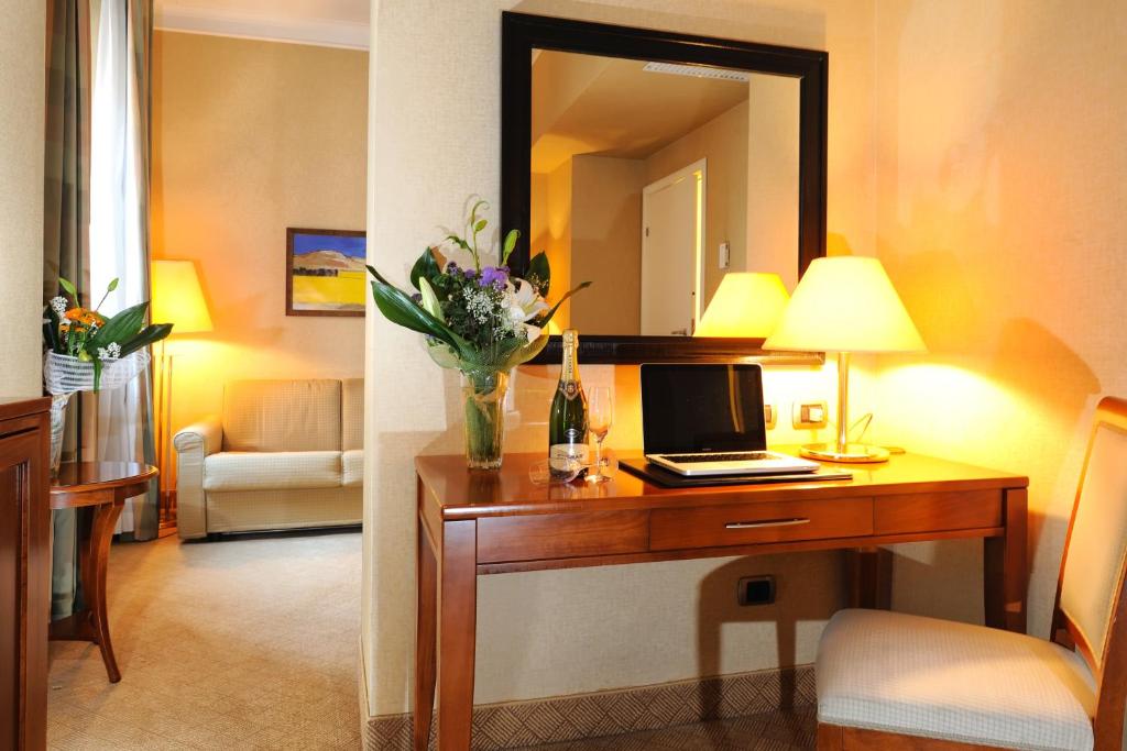 TV a/nebo společenská místnost v ubytování LH Hotel Lloyd Roma