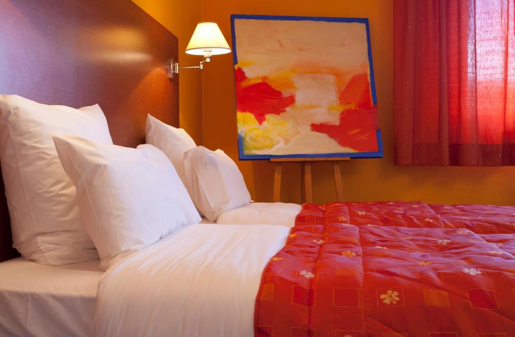 Postel nebo postele na pokoji v ubytování Hôtel Restaurant Logis La Palette