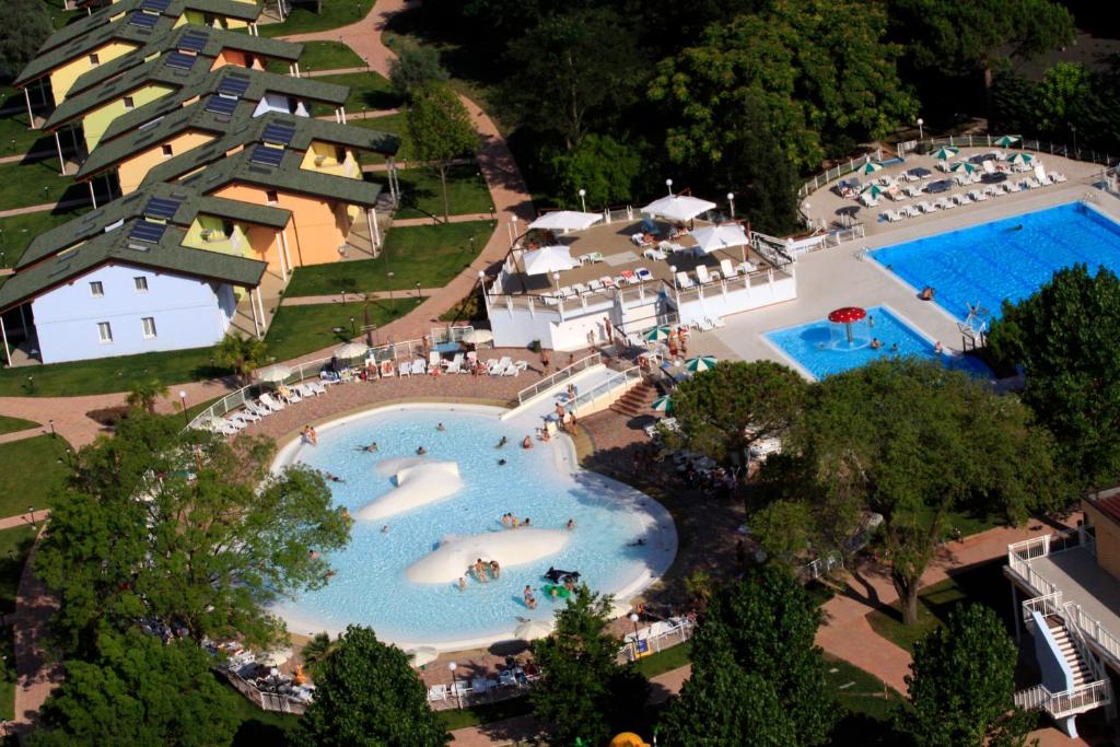 リド・ディ・ヴォラーノにあるClub Village & Hotel Spiaggia Romeaのリゾートの空中を望む2つのプールが備わります。