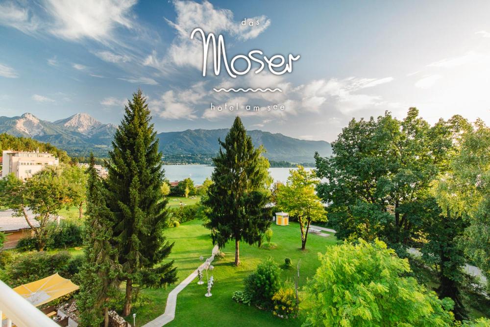 Elle offre une vue sur un parc arboré et un lac. dans l'établissement Das Moser - Hotel Garni am See (Adults Only), à Egg am Faaker See