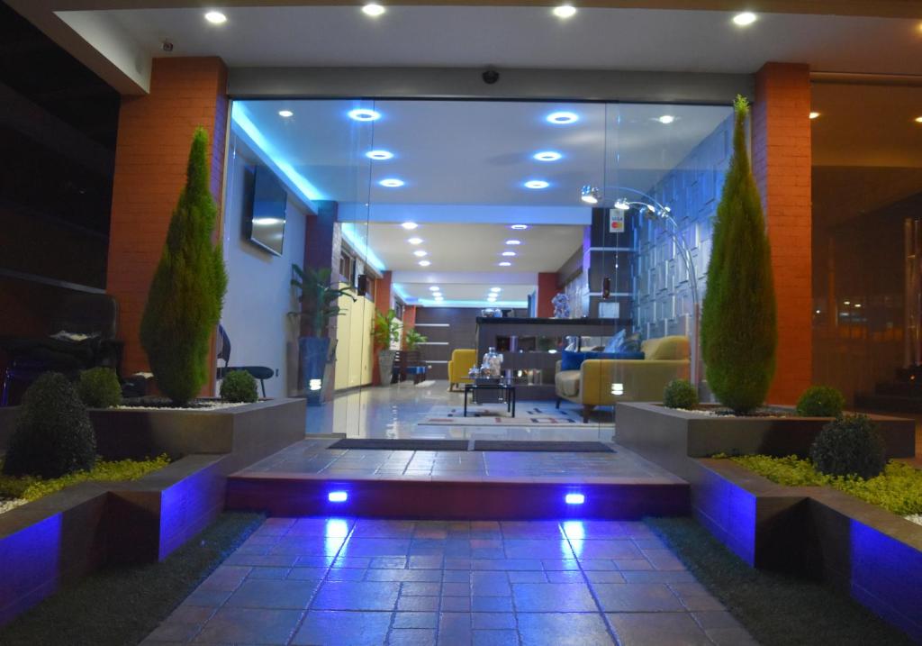 hol z niebieskimi światłami w budynku w obiekcie Apart Hotel Selenza w mieście Cochabamba