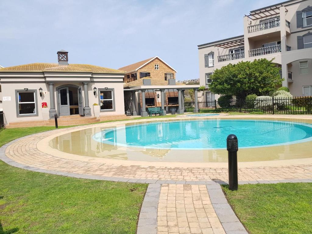 una piscina en el patio de una casa en Point Village Accommodation - Portobello 26 en Mossel Bay