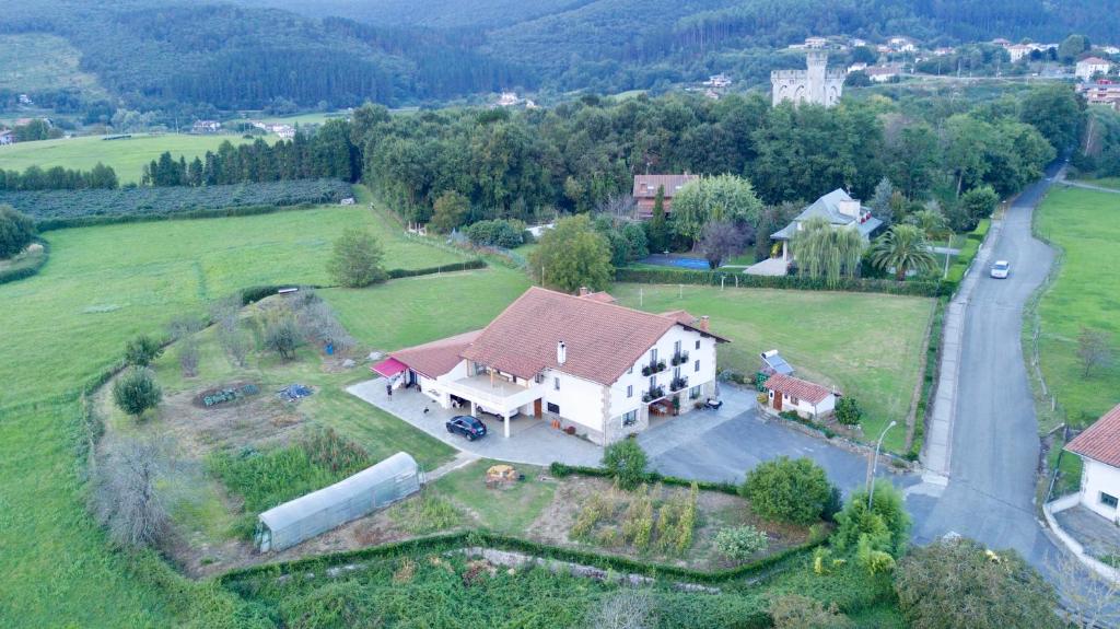 una vista aérea de una casa en un campo en Aberasturi, en Gautegiz Arteaga