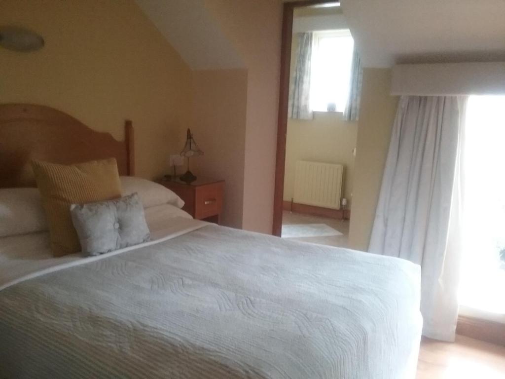 Letto o letti in una camera di Ashleigh House Bed & Breakfast