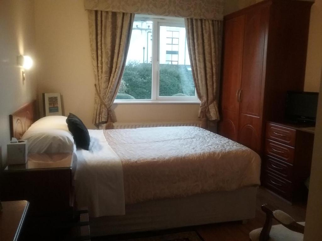 Letto o letti in una camera di Ashleigh House Bed & Breakfast