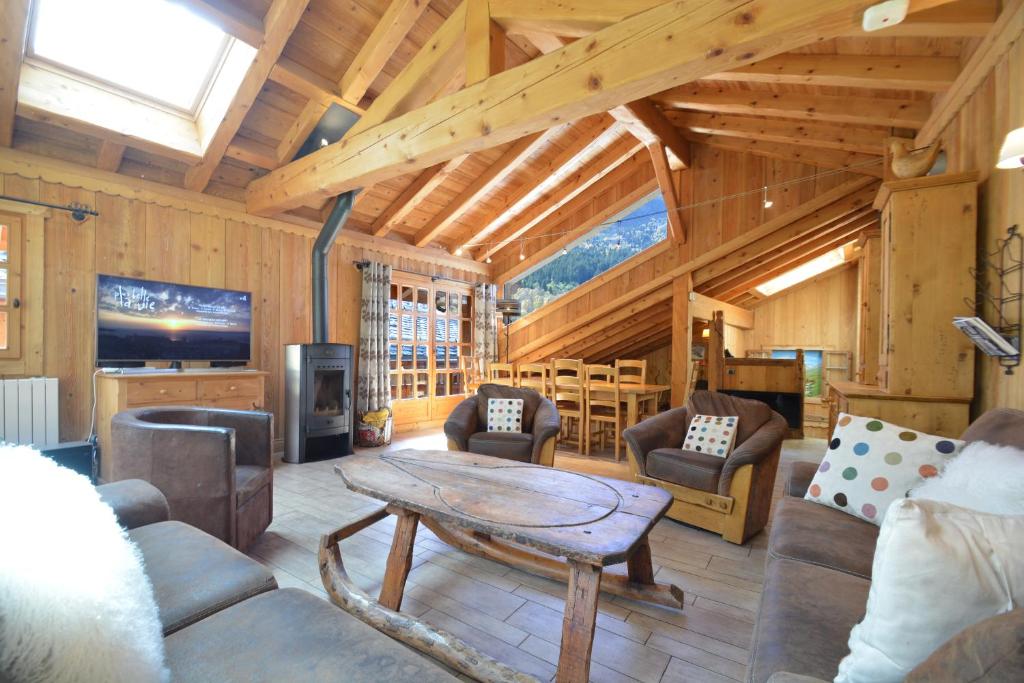 a living room with a table in a cabin at Chalet les trois coeurs in Méribel