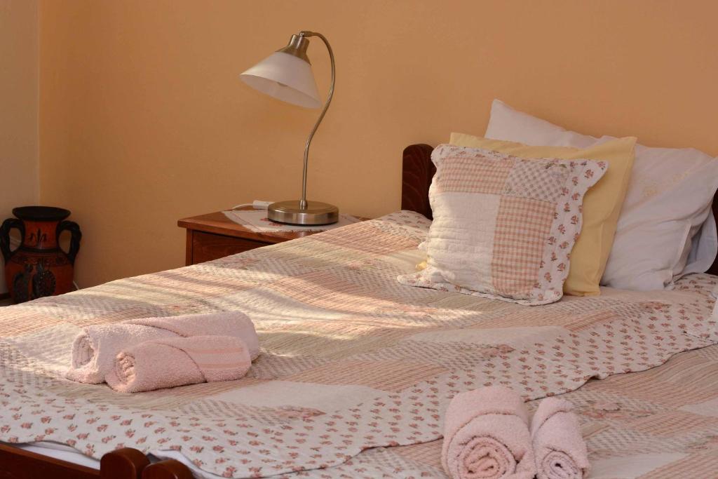 - un lit avec des serviettes et des oreillers dans l'établissement Sobe Gajić Sremski Karlovci, à Sremski Karlovci