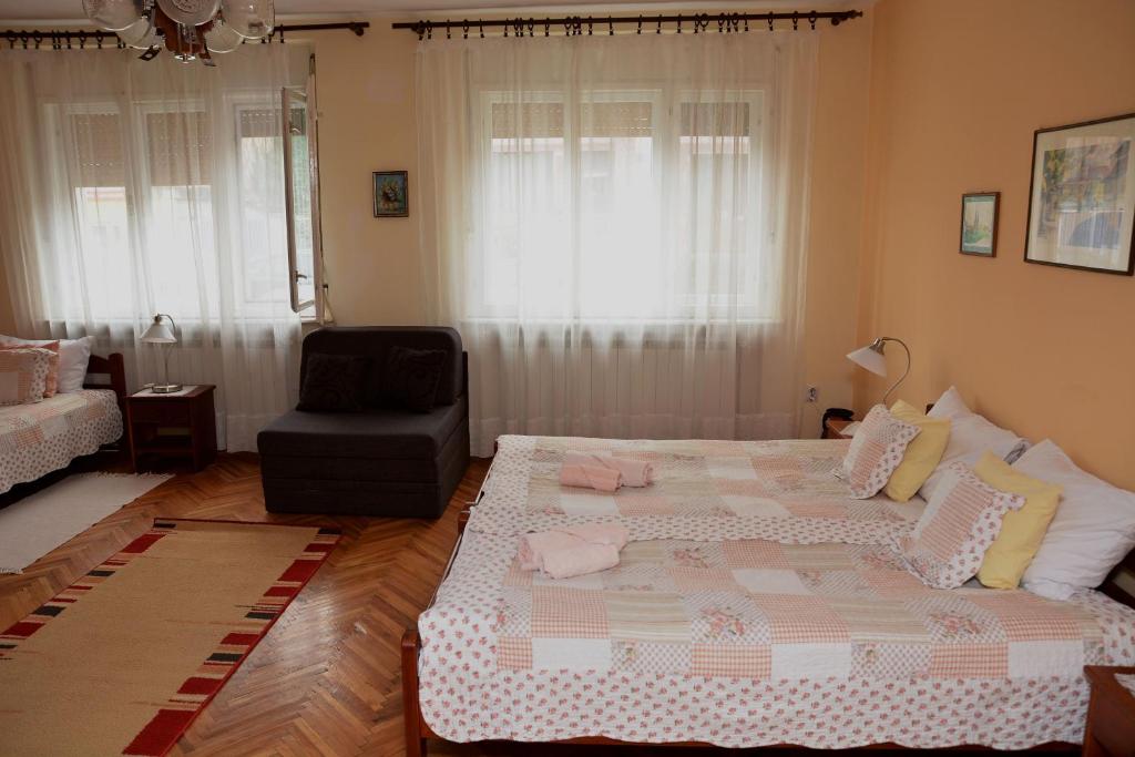Postel nebo postele na pokoji v ubytování Sobe Gajić Sremski Karlovci