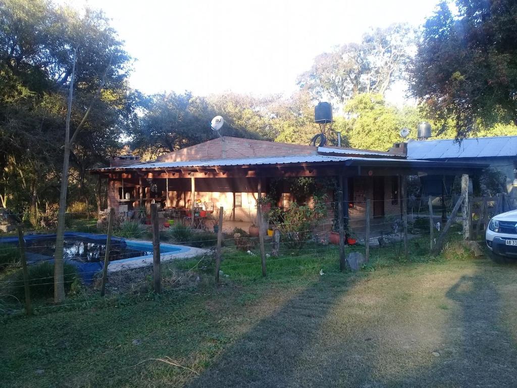 una casa con piscina en el patio en Casa de Campo en Raco in 