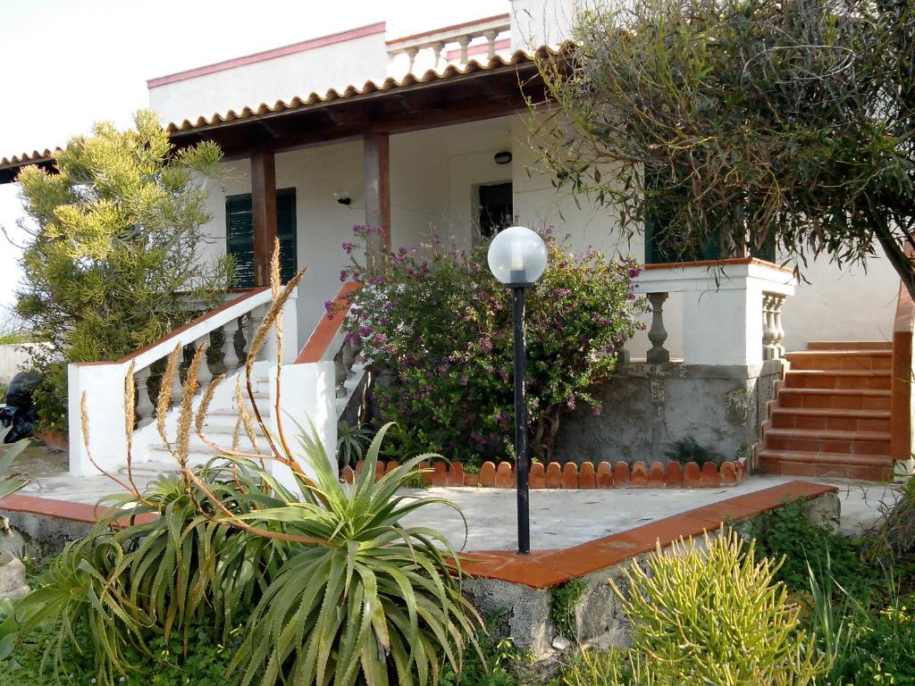 una casa con una escalera delante de ella en villa Maria en Favignana