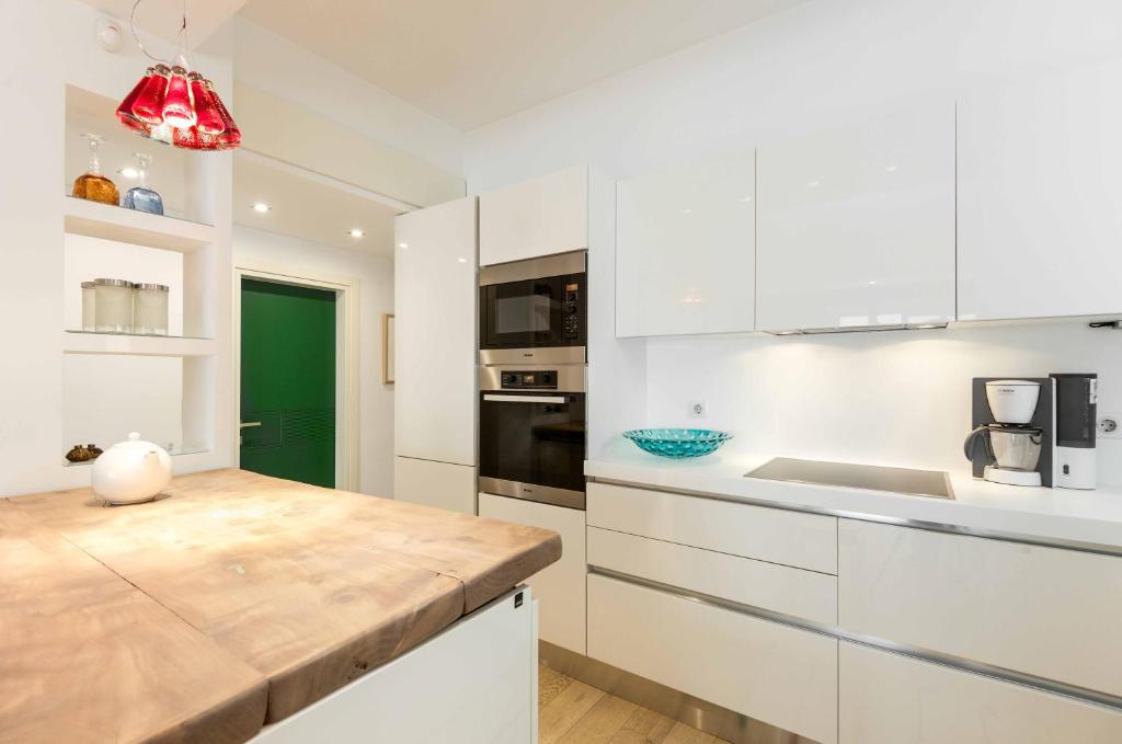 Kuchyň nebo kuchyňský kout v ubytování Stylish 3-Bedroom Apartment & Terrace