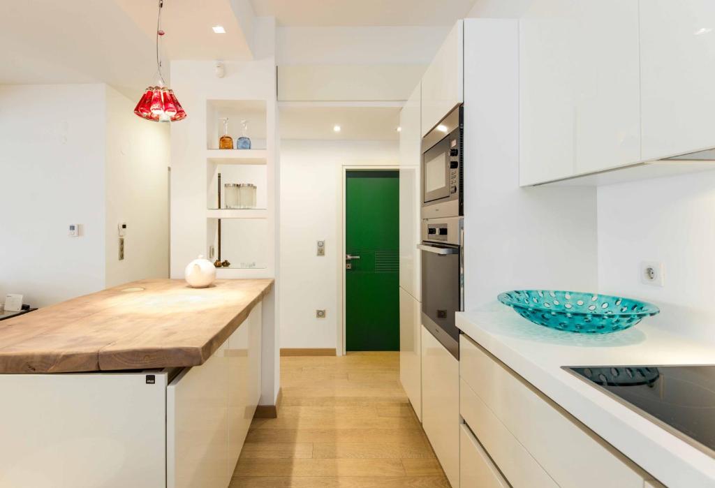 Kuchyň nebo kuchyňský kout v ubytování Stylish 3-Bedroom Apartment & Terrace