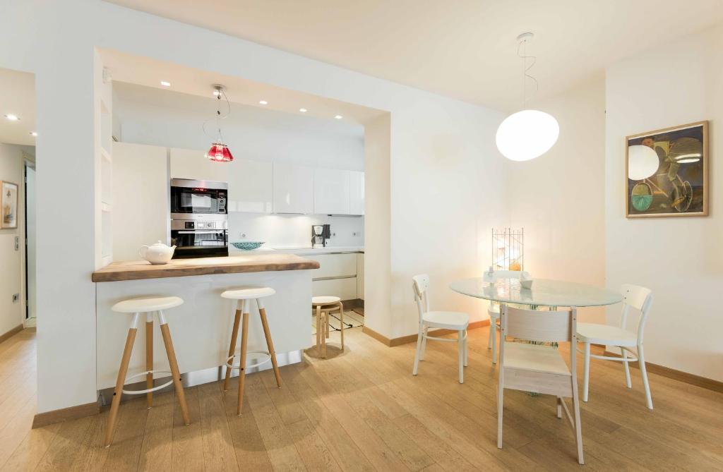 Kuchyň nebo kuchyňský kout v ubytování Stylish 3-Bedroom Apartment & Terrace