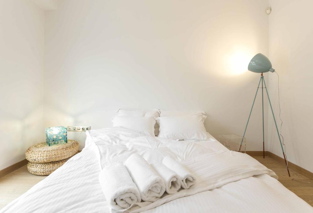 Postel nebo postele na pokoji v ubytování Stylish 3-Bedroom Apartment & Terrace