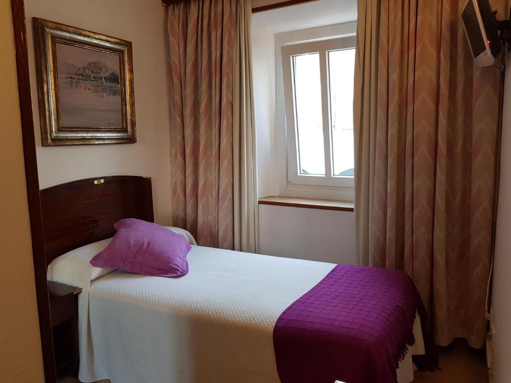 A bed or beds in a room at Hotel La Residencia