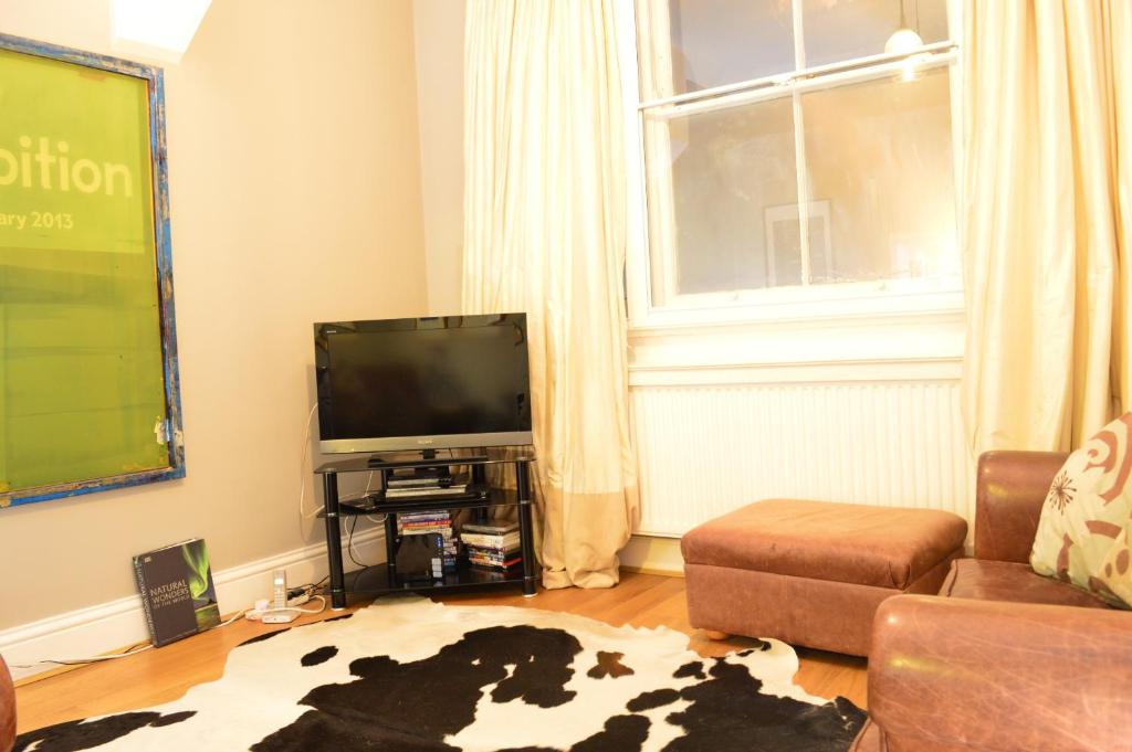 Area soggiorno di Spacious 2 Bedroom House Close to Notting Hill