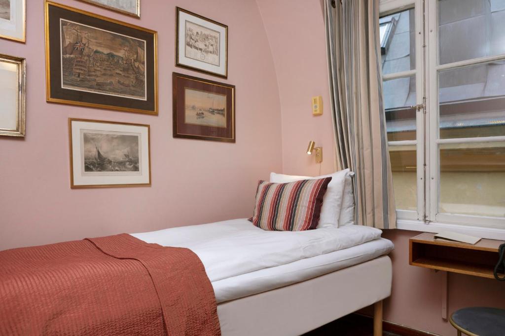 Postel nebo postele na pokoji v ubytování Lord Nelson Hotel