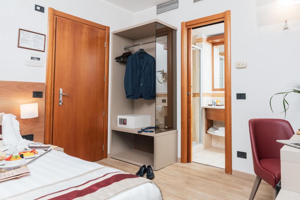 Postel nebo postele na pokoji v ubytování Hotel Royal Falcone