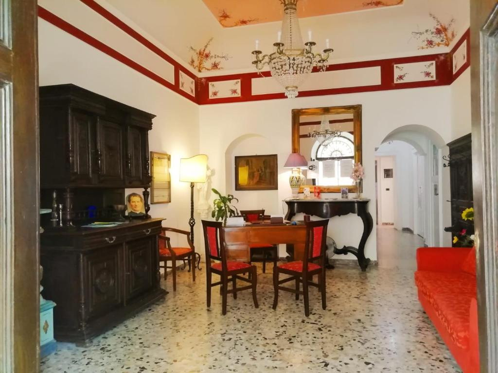 sala de estar con mesa y piano en Villa Mabel, en Taormina