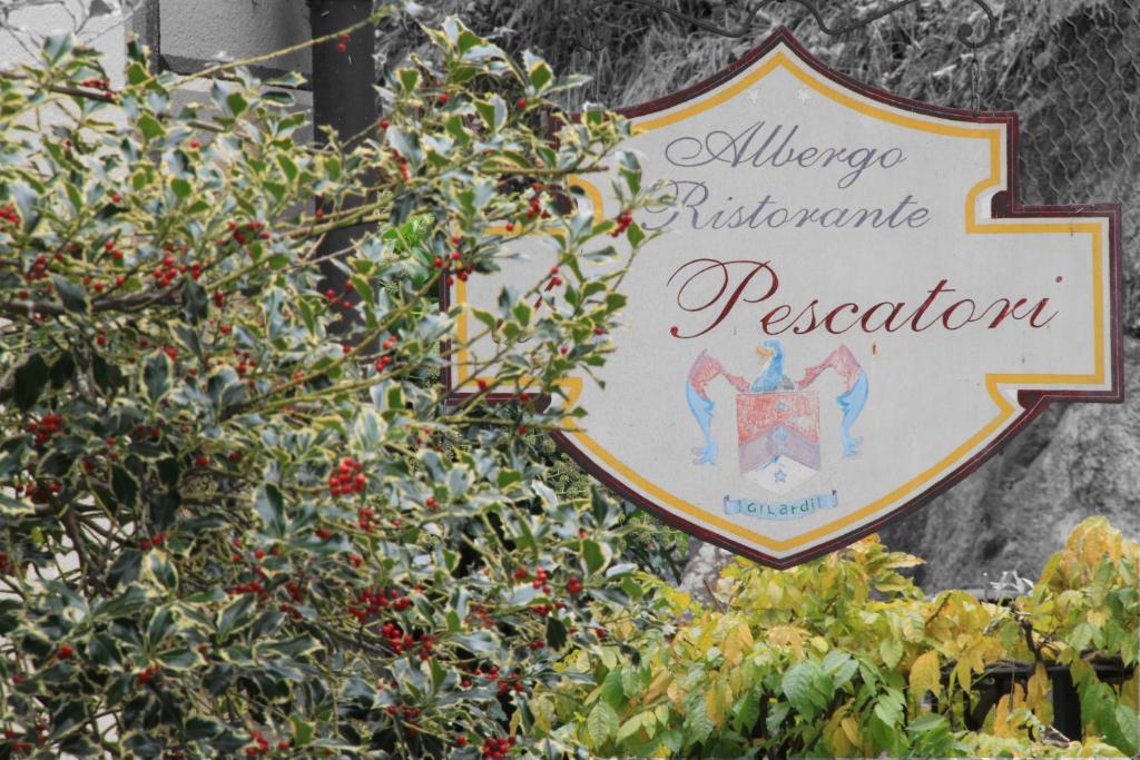 un panneau pour une végétation d'allergie aux rhododendrons dans l'établissement Albergo Dei Pescatori, à Piode