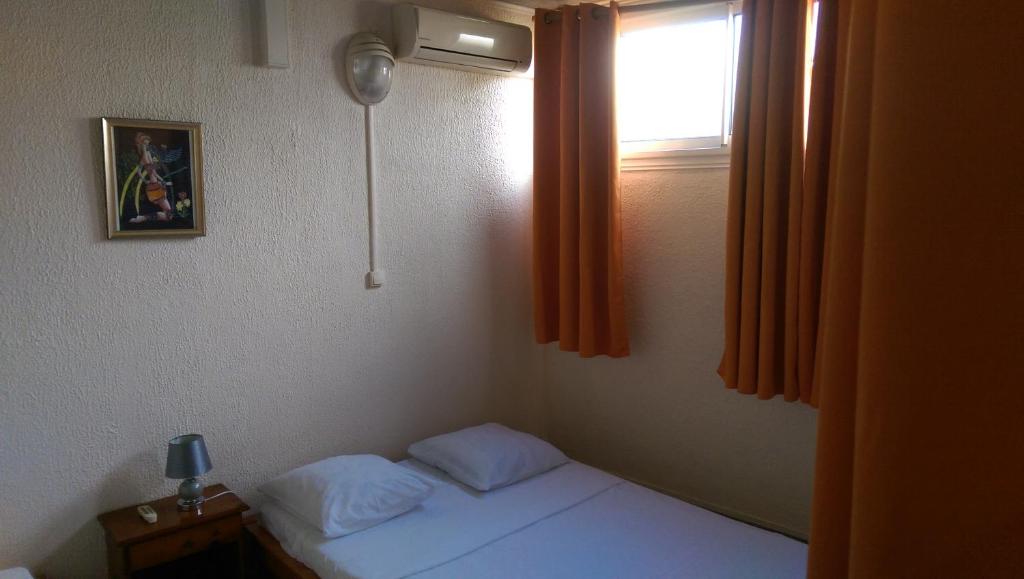 Postel nebo postele na pokoji v ubytování Hôtel Le Nathania