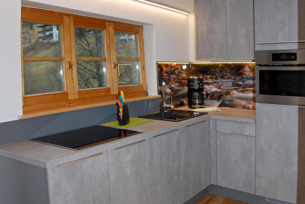 Kuchyň nebo kuchyňský kout v ubytování Der Berghof