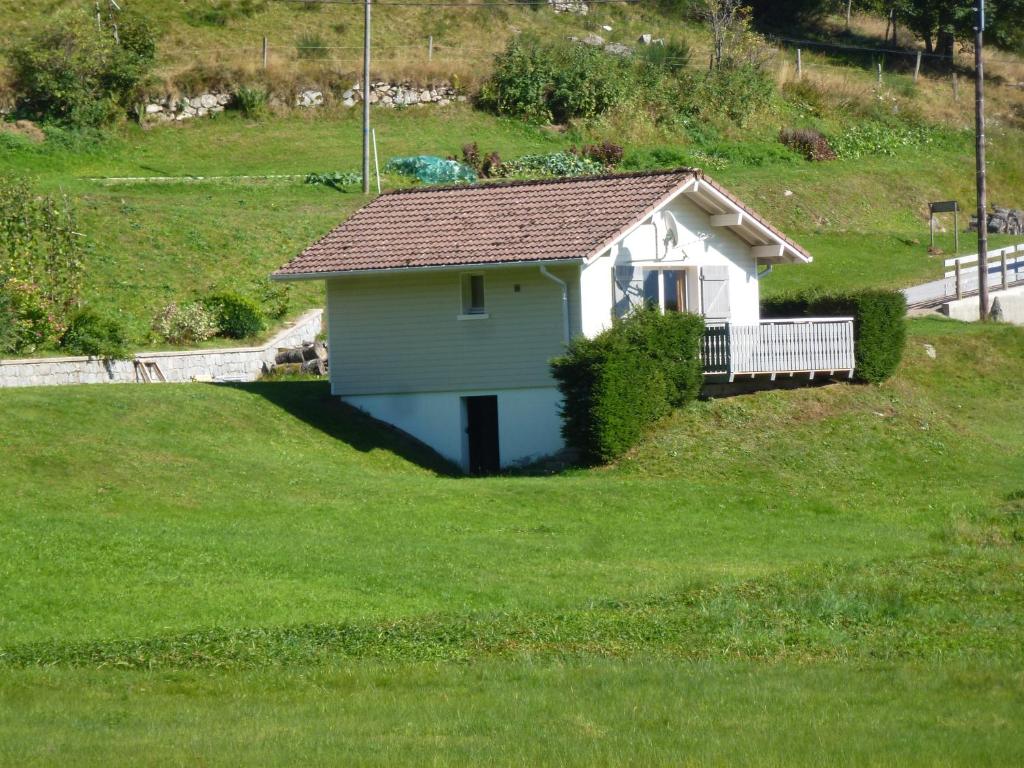 een klein huis midden in een groen veld bij La Bresse Hautes Vosges Chalet "Le Piéna" in La Bresse