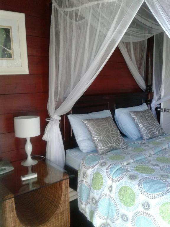 Postel nebo postele na pokoji v ubytování Palm Cottage