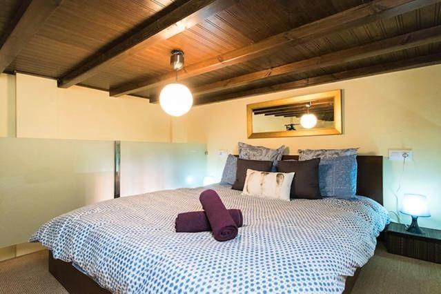 セビリアにあるFeria Palace Apartmentのベッドルーム1室(紫色のオブジェクトが付いた大型ベッド1台付)