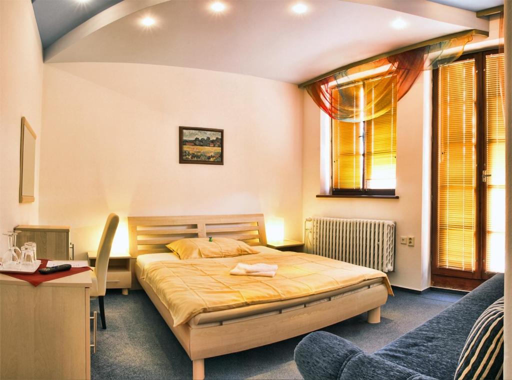 Postel nebo postele na pokoji v ubytování Penzion Merlin