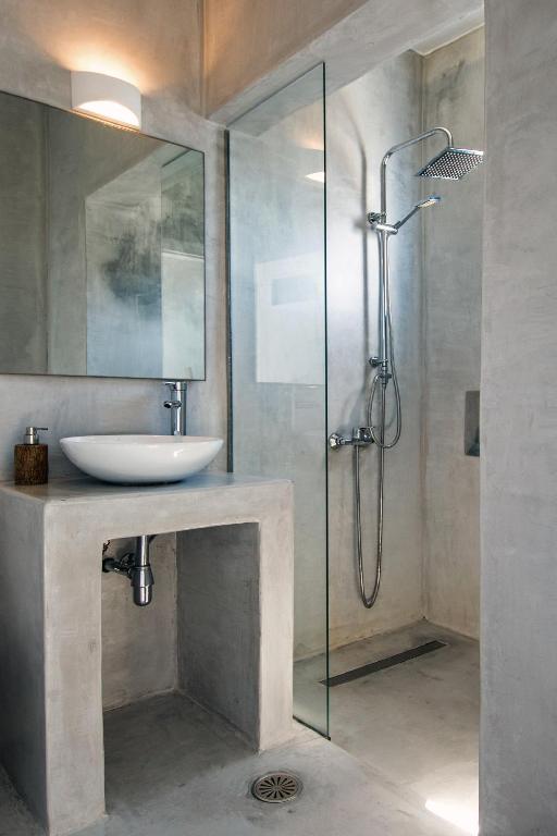 Koupelna v ubytování Perigiali Rooms & Apartments Folegandros