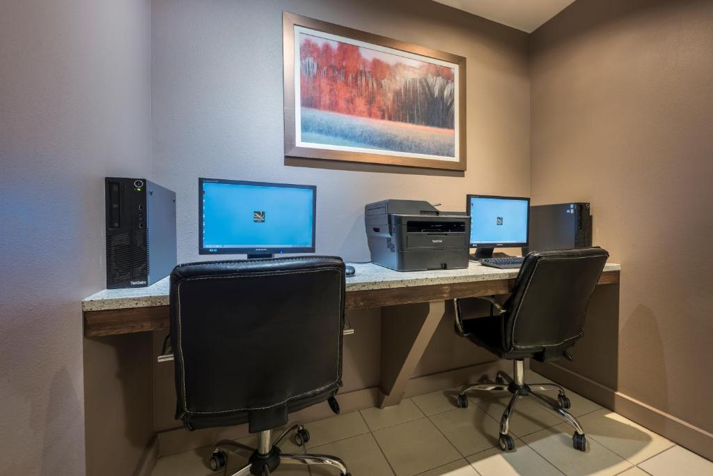 TV a/nebo společenská místnost v ubytování Quality Inn Airport