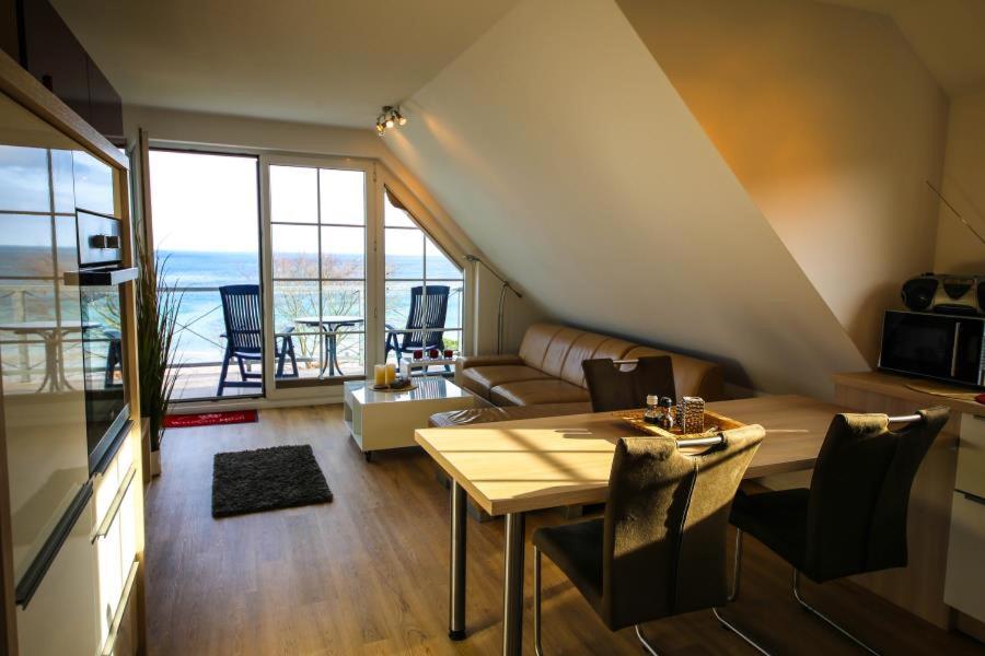 un salon avec un canapé et une table dans l'établissement Ferienwohnung Ostseerauschen 2, à Scharbeutz