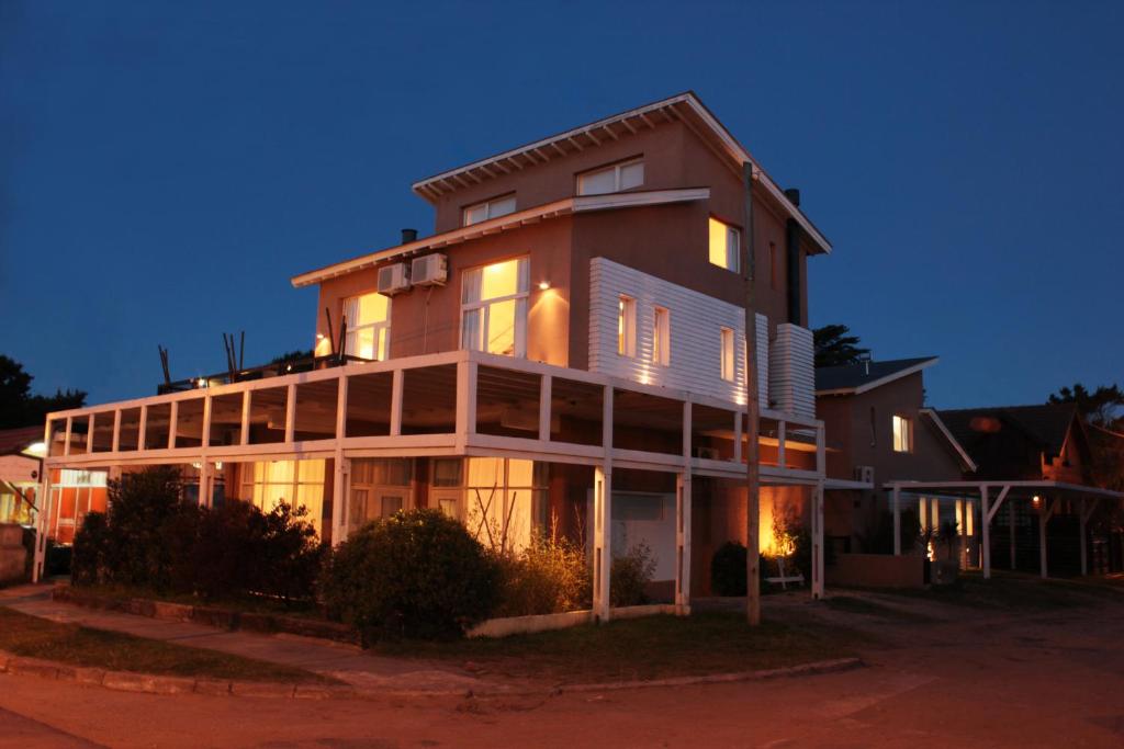 una casa grande por la noche con las luces encendidas en COMPLEJO ALOHA en Valeria del Mar