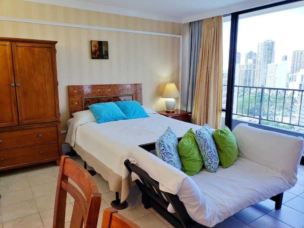 Vacation Rental Studios at Royal Garden Waikiki - Queen Studio