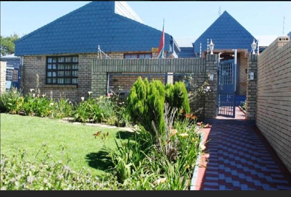 una casa de ladrillo con un patio con sidx sidx en Obaa Sima Guest House, en Mthatha