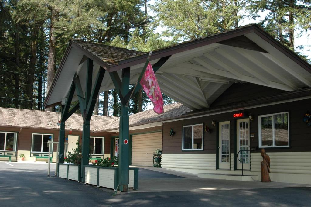 a building with a large awning in front of it at Park Motel and Cabins in Florence