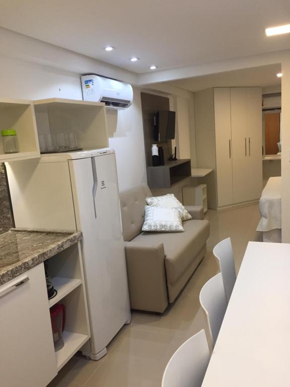 pequeña sala de estar con sofá y cocina en Gold Flat Apto 310, en João Pessoa