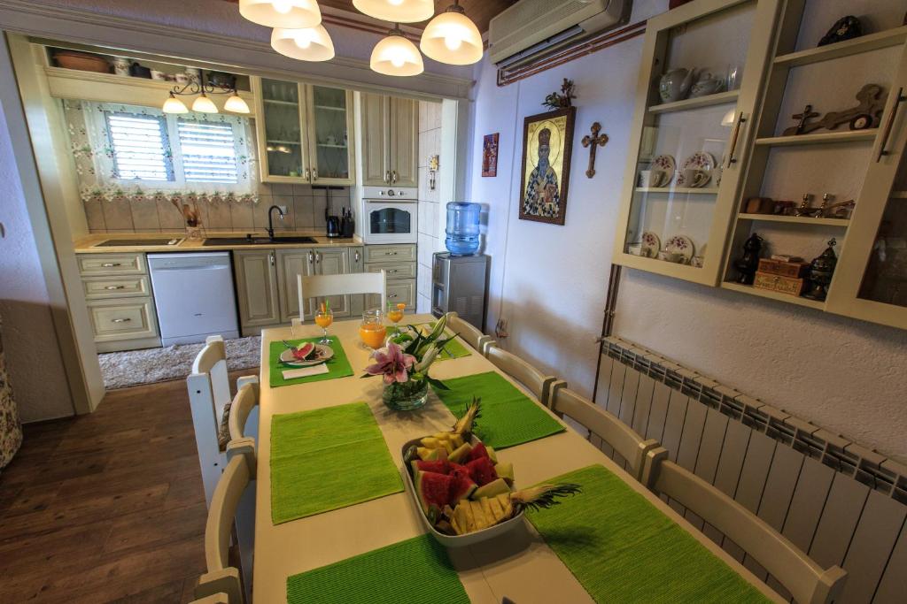 Kuchyň nebo kuchyňský kout v ubytování Zen Luxury Villa