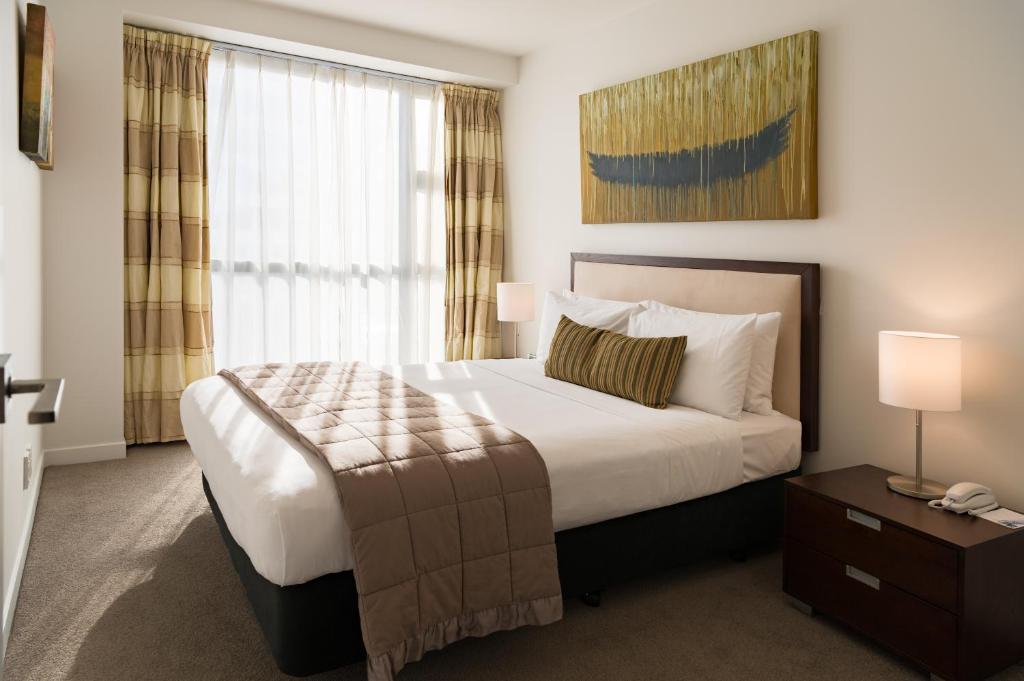 Postel nebo postele na pokoji v ubytování Boulcott Suites