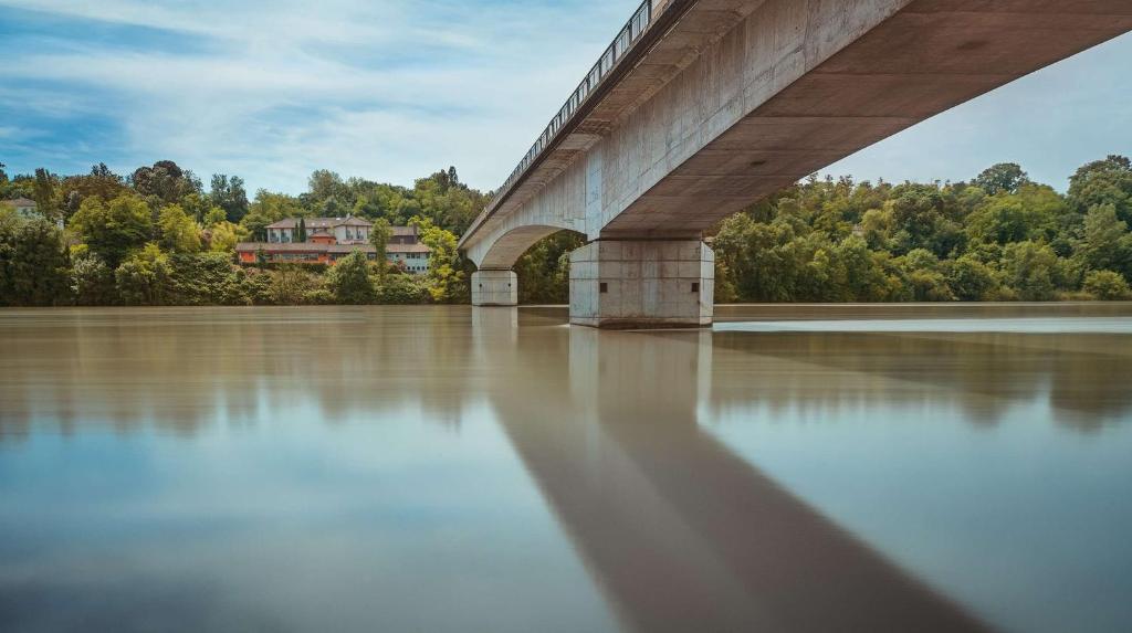 Výhled na řeku, která protéká v blízkosti hotelu