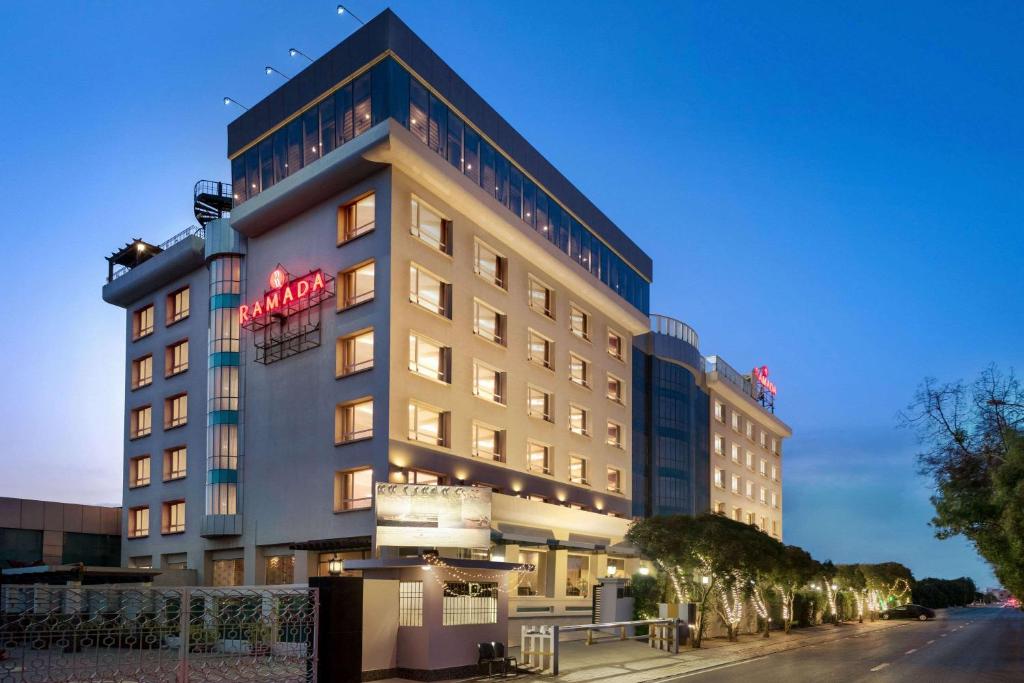 卡拉奇Ramada by Wyndham Karachi Creek的侧面有标志的建筑物